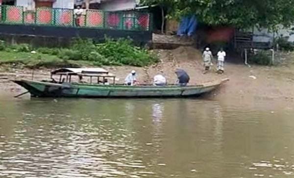 আত্রাইয়ের সমসপাড়ায় ব্রিজ না থাকায় ভোগান্তিতে গ্রামবাসী
