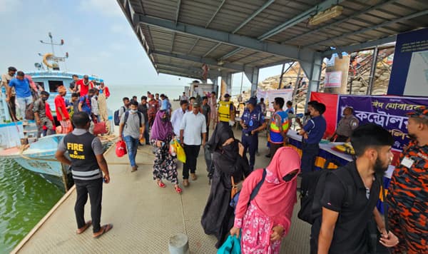 স্বস্তির ঈদযাত্রা: দৌলতদিয়া-পাটুরিয়া সড়ক-নৌরুটে নেই ভোগান্তি