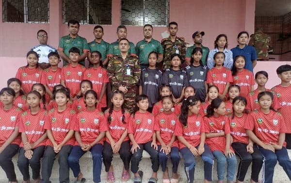অর্জনের পথে পাহাড়ি কিশোরীদের ফুটবলযাত্রা শুরু