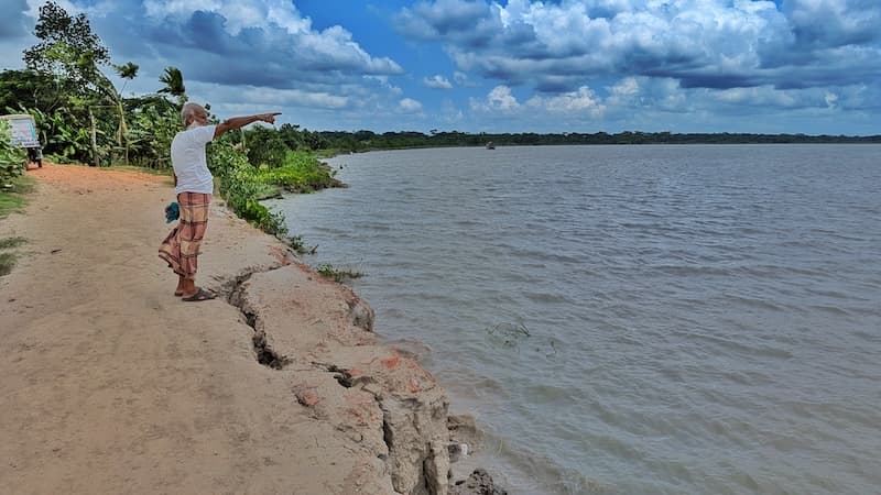 লোহালিয়া নদীর ভাঙনে বিপন্ন কলাগাছিয়ার শত পরিবার