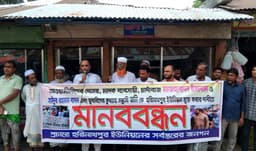 হিজলা থানায় মিথ্যা অভিযোগের প্রতিবাদে হরিনাথপুরে মানববন্ধন 