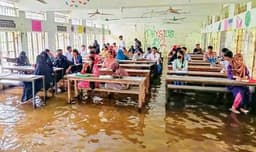 কোমরভেজা স্বপ্ন, কুমিল্লায় জলমগ্ন ভর্তি পরীক্ষা