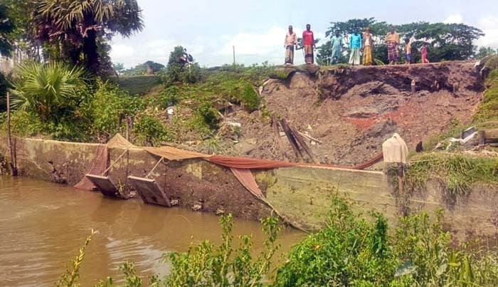 পানির চাপে কাঁপছে কলাপাড়ার শেষ প্রতিরোধ, আতঙ্কিত এলাকাবাসী