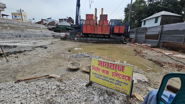 গোয়ালন্দ পৌরসভার বহুতল ভবন নির্মাণে ধীরগতি, পাইলিং জটিলতায় কাজ বন্ধ