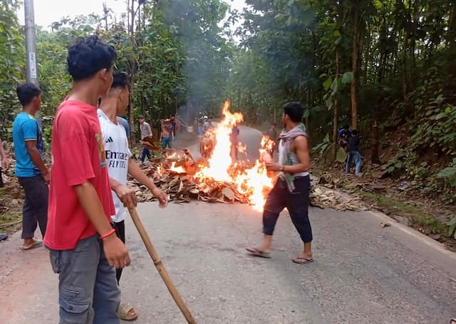 ধর্ষণবিরোধী আন্দোলনে উত্তাল খাগড়াছড়ি, সড়ক অবরোধে আটকা হাজারো পর্যটক