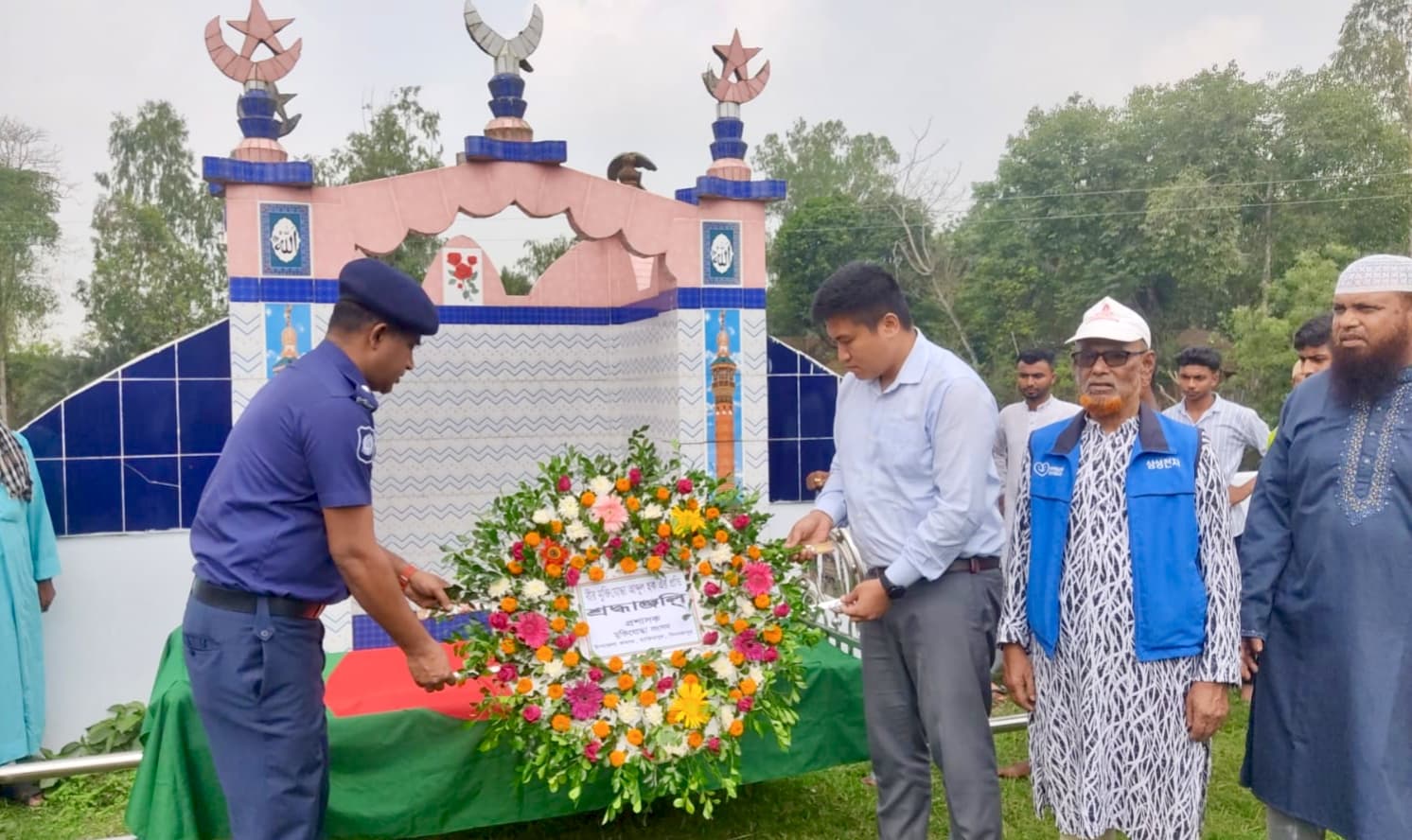 হিলিতে বীর মুক্তিযোদ্ধার রাষ্ট্রীয় মর্যাদায় দাফন সম্পন্ন