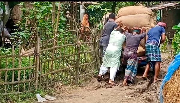 বৃষ্টিতেই বিচ্ছিন্ন ধাওয়া-কোকতড়া, দুর্ভোগে দুই গ্রামের মানুষ