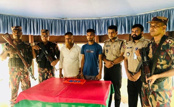 হিলি সীমান্তে ইয়াবাসহ দুই মাদককারবারি গ্রেফতার