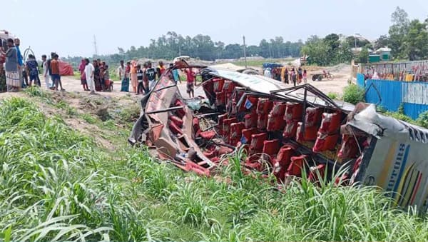 কালিহাতীতে বাস উল্টে খাদে পড়ে আহত ১৭ জন
