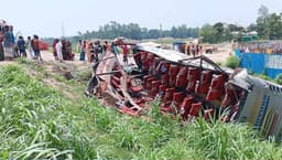 কালিহাতীতে বাস উল্টে খাদে পড়ে আহত ১৭ জন