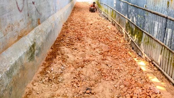 নির্বাচনী প্রতিশ্রুতি রক্ষায় নিজ অর্থে সড়ক মেরামত করলেন এমপি