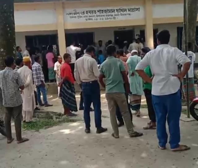 রায়গঞ্জে মাদ্রাসা সুপার নিয়োগে হট্টগোল, পরীক্ষা স্থগিত