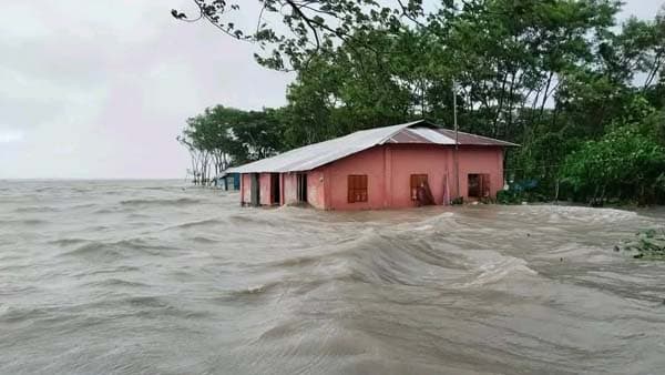 পটুয়াখালীতে বেড়িবাঁধ ভেঙে প্লাবিত ১০ গ্রাম, দুঃসহ রাত