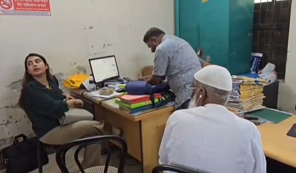 কলাপাড়ায় এসিল্যান্ডের স্বাক্ষর জাল করে মিউটিশন, আটক