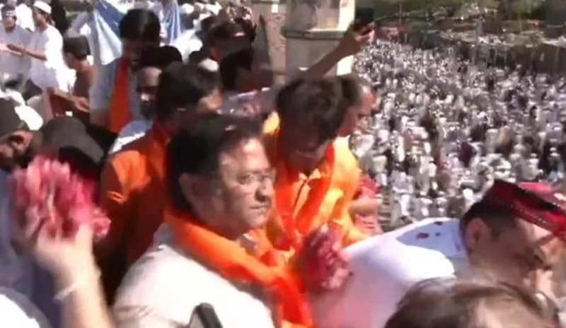 ভারতে ঈদগাহে মুসলমানদের ওপর ফুল ছিটিয়ে শুভেচ্ছা, ভ্রাতৃত্বের বার্তা