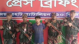 জয়পুরহাট ২০ বিজিবির অভিযানে কষ্টিপাথরের ২টি মূর্তি উদ্ধার, আটক ১