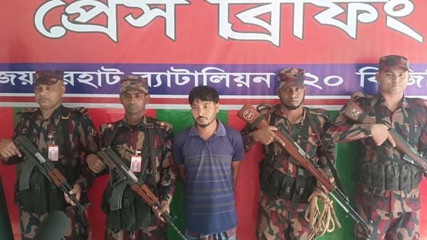 জয়পুরহাট ২০ বিজিবির অভিযানে কষ্টিপাথরের ২টি মূর্তি উদ্ধার, আটক ১