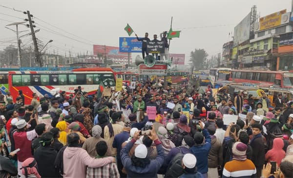 হাদি হত্যার বিচার দাবিতে ঢাকা–বরিশাল মহাসড়ক অবরোধ, যান চলাচল বন্ধ