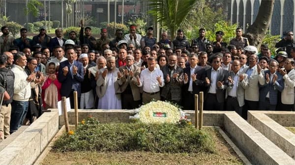 শহীদ হাদির কবরে শ্রদ্ধা জানালেন তারেক রহমান