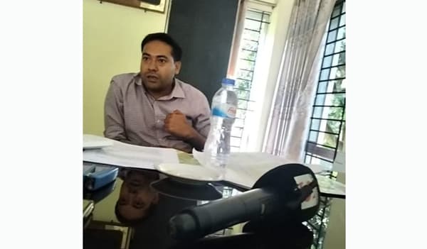 সাংবাদিকদের উপর ক্ষেপলেন গোয়ালন্দ উপজেলা কৃষি কর্মকর্তা 