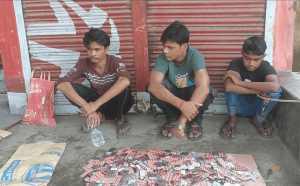 নওগাঁয় সেনা অভিযানে ৬৭১০ পিচ ট্যাপেন্ডা ট্যাবলেটসহ আটক ৩