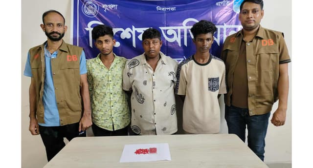 আশুলিয়ায় ১০০ পিস ইয়াবাসহ গ্রেপ্তার ৩ জন