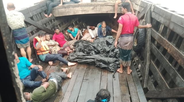 মেঘনার ঢেউয়ে তলিয়ে গেল ট্রলার, সাব পোস্টমাস্টারসহ নিহত ২, নিখোঁজ ২
