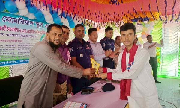 হিলিতে ডলি মেমোরিয়াল স্কুলে কৃতি শিক্ষার্থীদের সংবর্ধনা