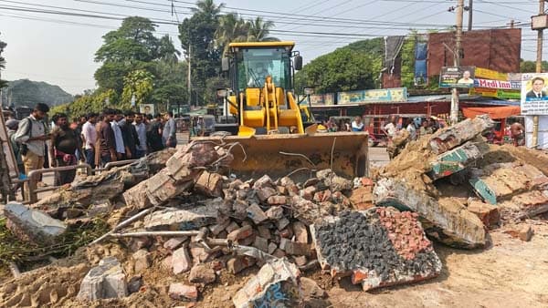 ঝিনাইদহে শেখ মুজিবের স্তম্ভ বুলডোজারে গুঁড়িয়ে দিল বিক্ষুব্ধ জনতা