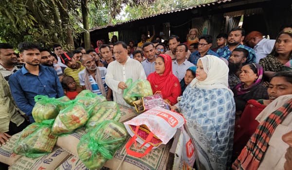 গোয়ালন্দে আশ্রয়ণে ক্ষতিগ্রস্ত ১০ পরিবারের পাশে এ্যাড. আসলাম মিয়া 