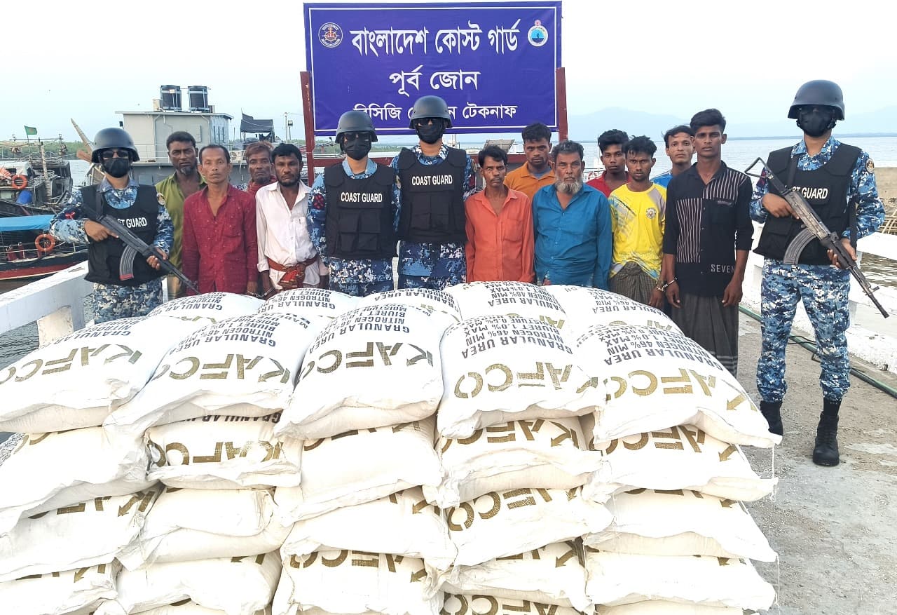 সাগরপথে ইউরিয়া সার পাচার: মিয়ানমারগামী ১১ চোরাকারবারি আটক