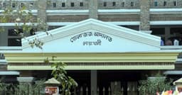 আদালত ভবনের দোতলা থেকে লাফ দিয়ে হত্যা মামলার আসামি আটক