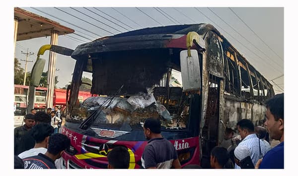 ফুলবাড়িয়ায় বাসে আগুন: ঘুমন্ত চালক পুড়ে মৃত্যু, আহত দুই