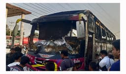 ফুলবাড়িয়ায় বাসে আগুন: ঘুমন্ত চালক পুড়ে মৃত্যু, আহত দুই