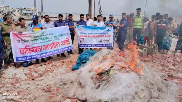 গোয়ালন্দে ইউএনও কঠোর অবস্থানে মা ইলিশ সংরক্ষণ অভিযান