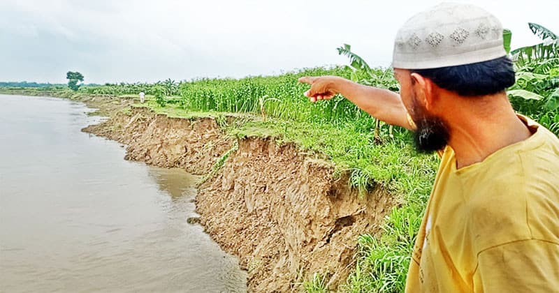 ঝিনাইদহের শৈলকুপায় গড়াই নদীর তীব্র ভাঙনে বিলীন হতে চলেছে গ্রামগুলো