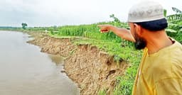ঝিনাইদহের শৈলকুপায় গড়াই নদীর তীব্র ভাঙনে বিলীন হতে চলেছে গ্রামগুলো