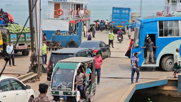 দৌলতদিয়া-পাটুরিয়া নৌপথে স্বস্তিতে কর্মস্থলে ফিরছে মানুষ