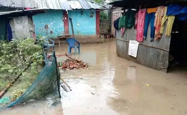মৌলভীবাজারে ঝড়-বৃষ্টি-বিদ্যুৎহীনতা: বিপাকে হাজারো পরিবার