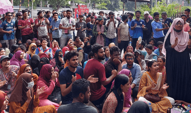 কাকরাইল মোড়ে অনশন, যমুনা অভিমুখে জবি শিক্ষার্থীরা