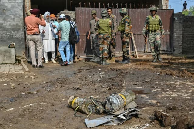 ভারতে ২৬টি সামরিক স্থাপনায় হামলার দাবি পাকিস্তানের, ড্রোন টহল দিয়েছে দিল্লিতে !