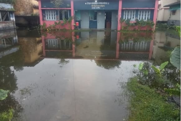 পানির রাজ্যে আটকে আশাশুনির দারিদ্র বিমোচন অফিসসহ তিন প্রতিষ্ঠান