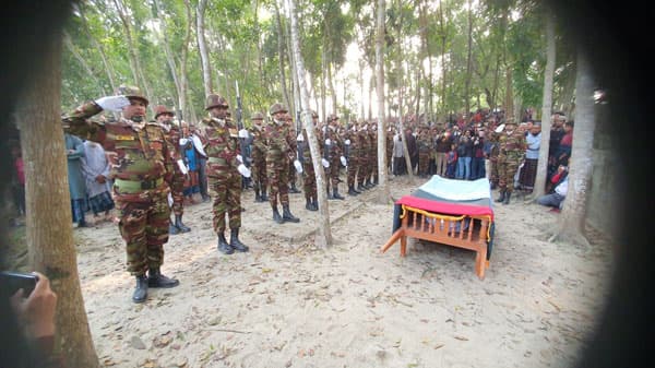 রাজবাড়ীতে নিজ গ্রামে শায়িত হলেন শান্তিরক্ষী শামীম রেজা 