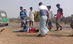 মেরিন ড্রাইভ সড়কে এনজিও গাড়ি ও সিএনজির সংঘর্ষ: আহত-৫