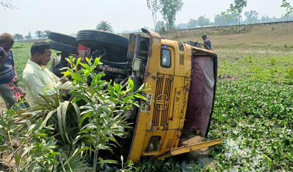 হিলিতে তেলবাহী লরী নিয়ন্ত্রণ হারিয়ে খাদে পড়ে নিহত ২