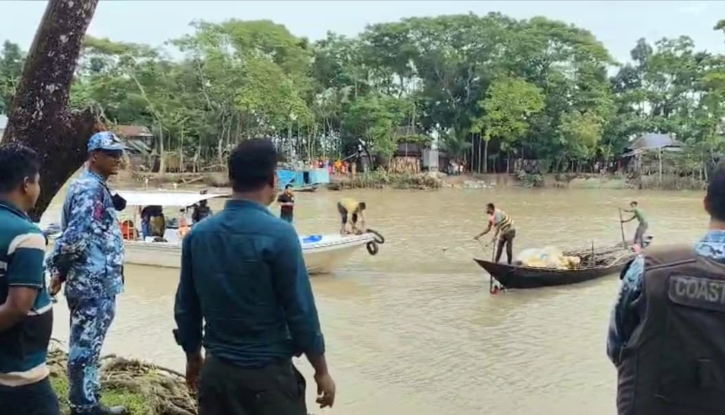 হিজলায় মেঘনায় যৌথ অভিযানে অবৈধ জাল ও ট্রলার জব্দ