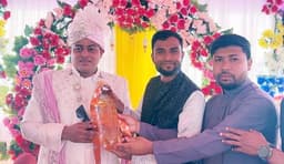 মৌলভীবাজারে বন্ধুর বিয়েতে অকটেন উপহার, চমকিত অতিথিরা 