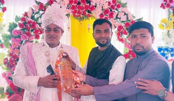 মৌলভীবাজারে বন্ধুর বিয়েতে অকটেন উপহার, চমকিত অতিথিরা 