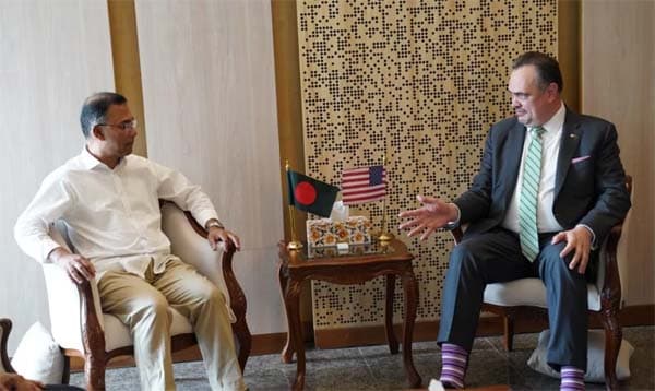 দ্বিপাক্ষিক সহযোগিতা জোরদারে প্রধানমন্ত্রী ও মার্কিন রাষ্ট্রদূতের বৈঠক