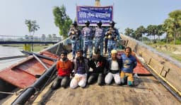 কলাপাড়ায় অবৈধ আর্টিসানাল ট্রলিং বোটসহ ৫ জেলে আটক 